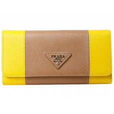 Кожен портфейл Prada Saffiano Tri-Fold, жълт с каки
