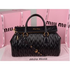 Кожена чанта с цип Miu Miu Glazed Matelasse в черно