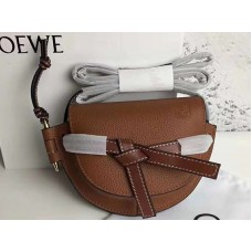 Мини чанта Loewe Gate от мека зърнеста телешка кожа, кафява