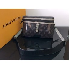 Чанта Louis Vuitton Monogram Eclipse Glaze Discovery Messenger Pm m52218