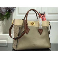 Louis Vuitton Чанта от телешка кожа On My Side, сива, m53823